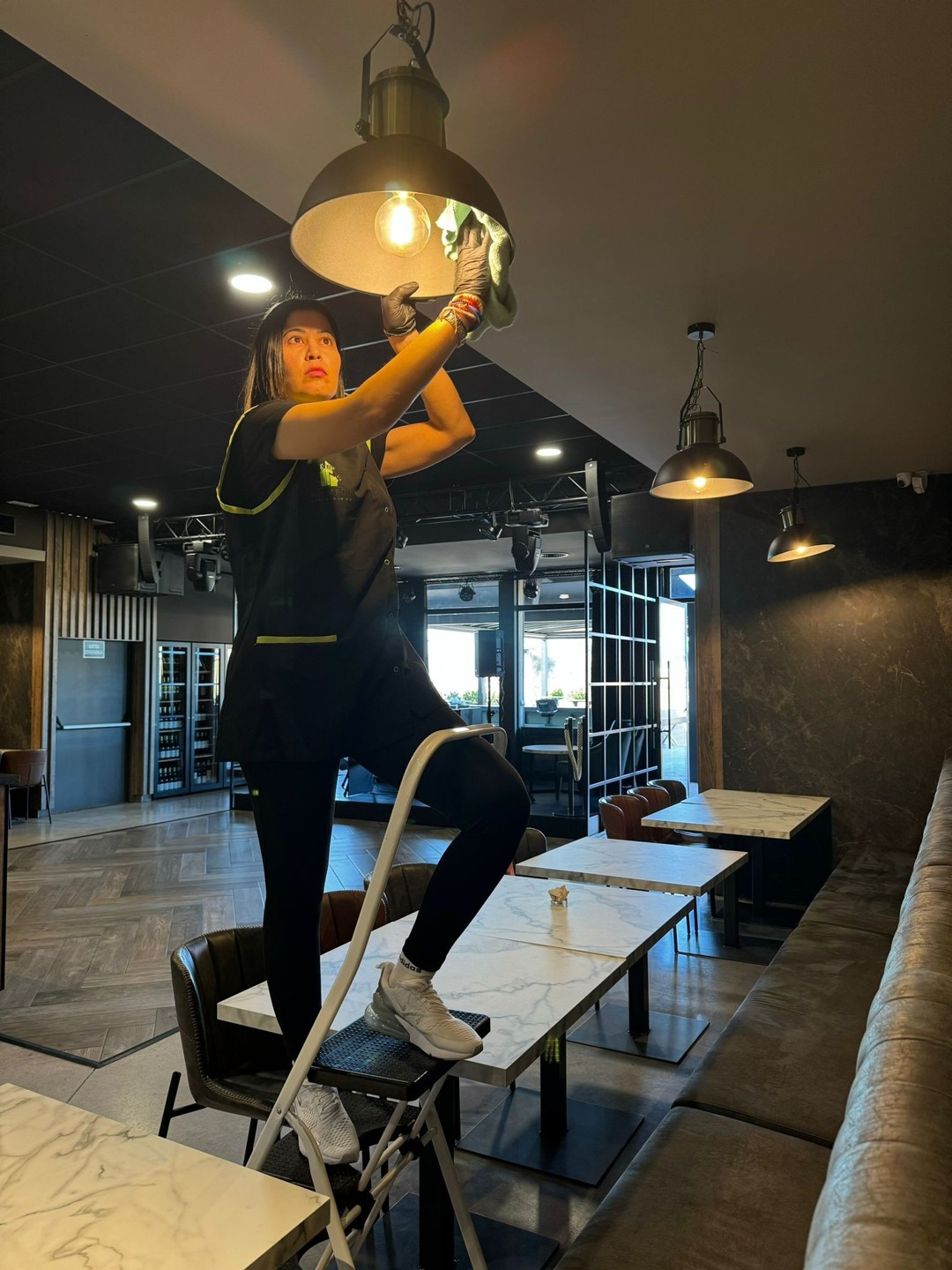 Empresa de servicios de limpieza profesional en Caldes de Montbui Sih Bou y alrededores, chicas de limpieza limpiando (9) Servicios de limpieza