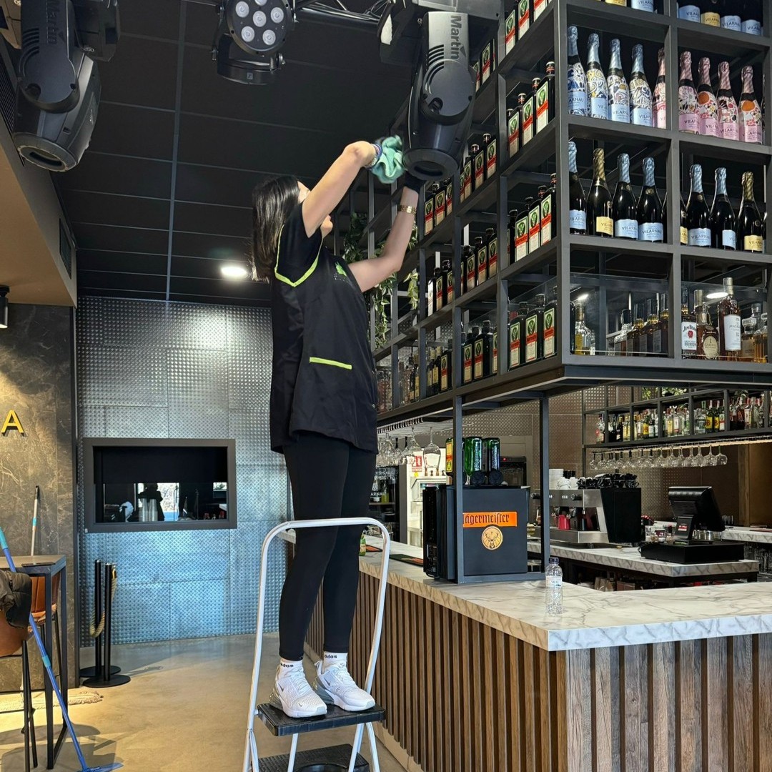 Empreza de limpieza, joven limpiando un restaurant